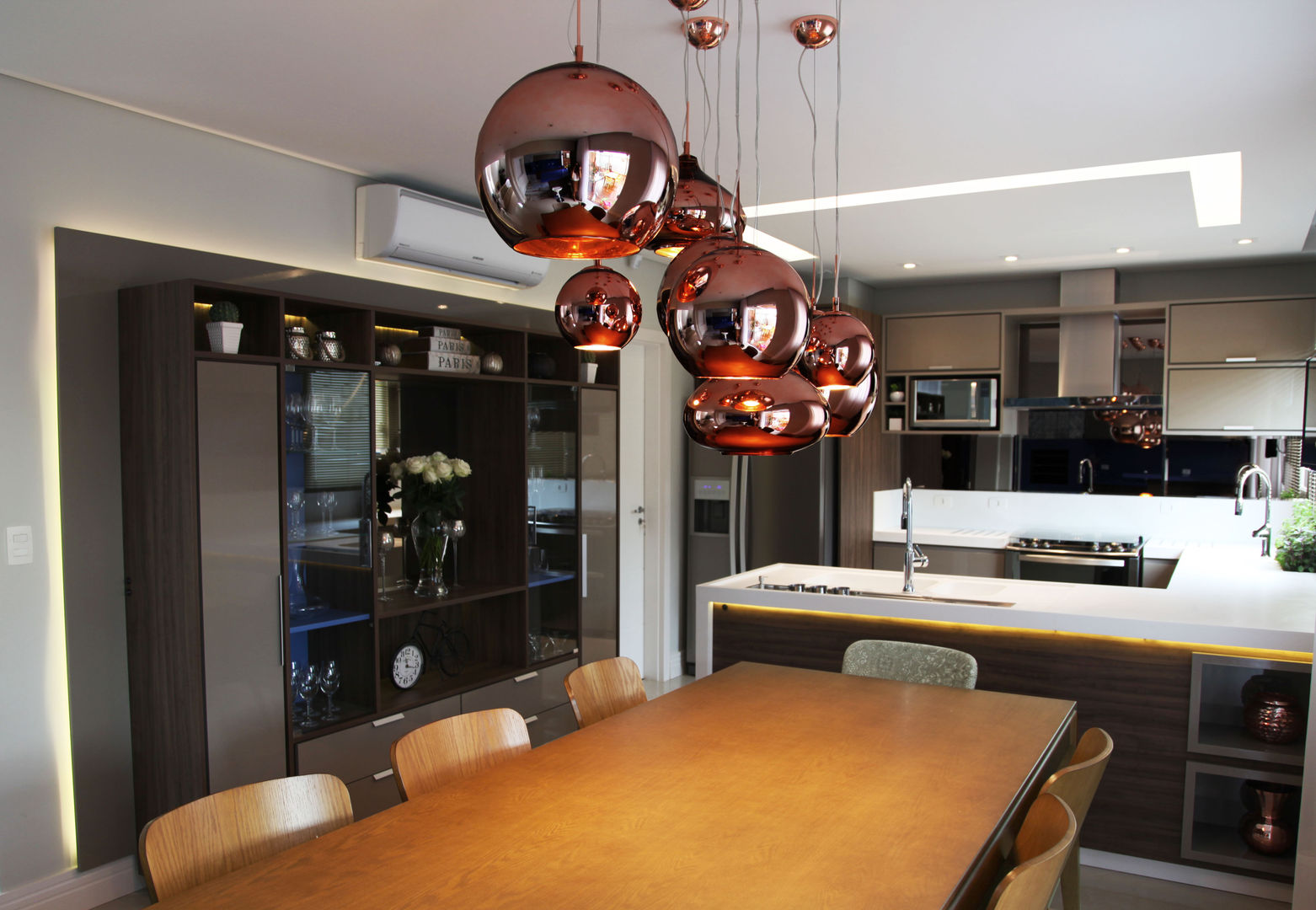 Cozinha e Sala de Jantar, Suelen Kuss Arquitetura e Interiores Suelen Kuss Arquitetura e Interiores Modern dining room Copper/Bronze/Brass