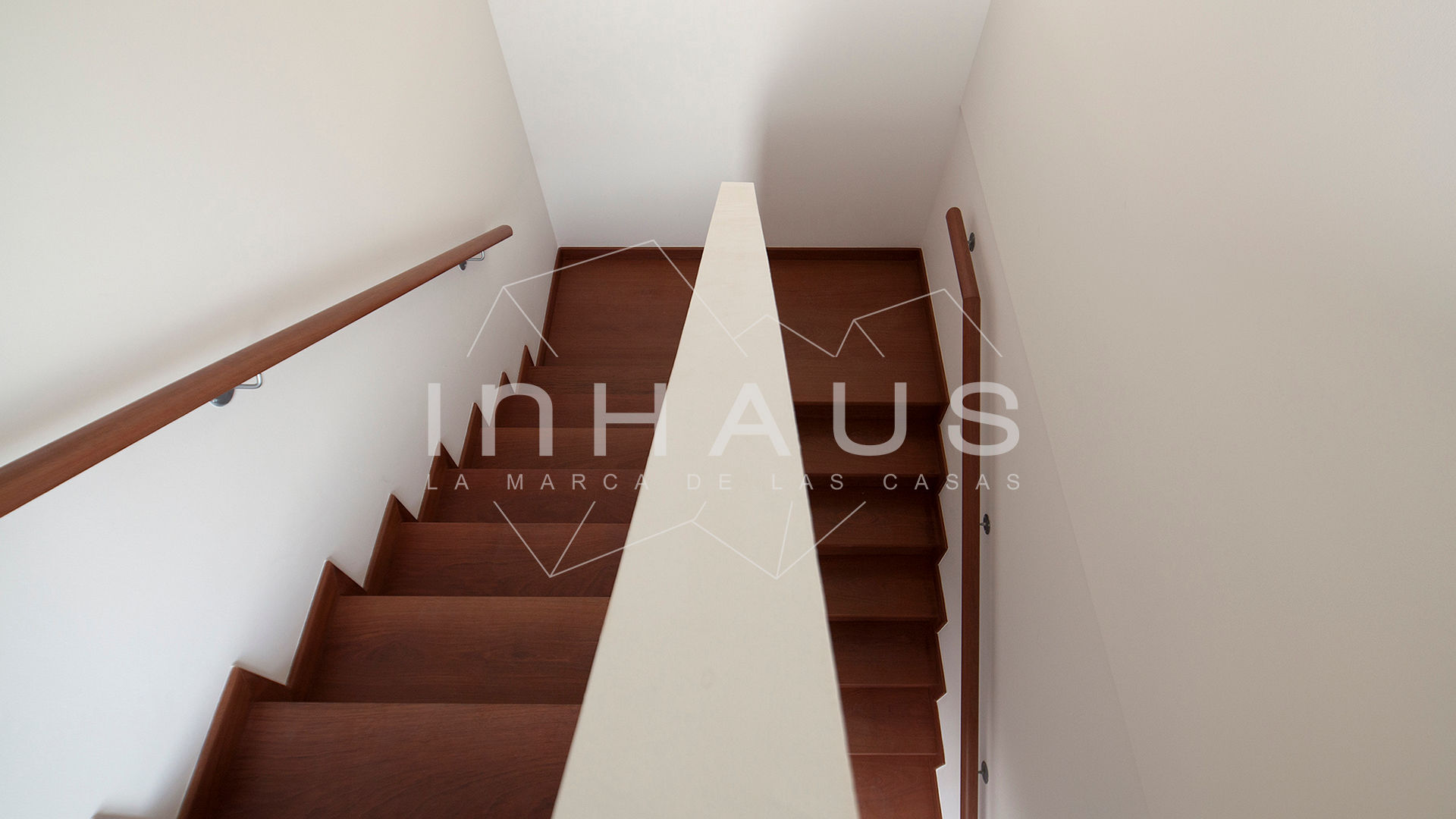 Escaleras de diseño Modelo Cugat homify Pasillos, vestíbulos y escaleras modernos