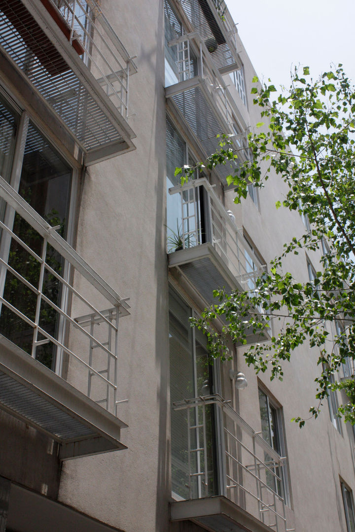 Edificio Castañeda, José Vigil Arquitectos José Vigil Arquitectos Балкон и терраса в стиле модерн