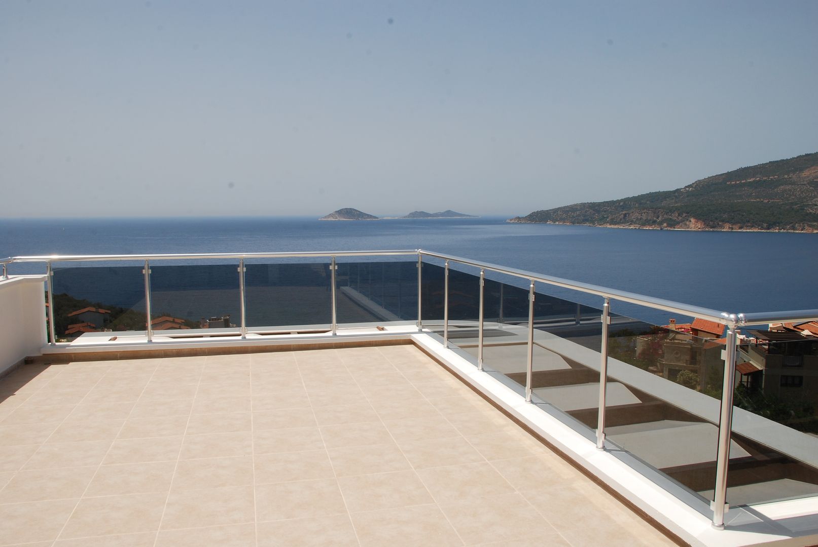 VILLA SELIN, SAYTAS SABUNCUOGLU YAPI VE TIC.LTD.STI. SAYTAS SABUNCUOGLU YAPI VE TIC.LTD.STI. Balcones y terrazas modernos