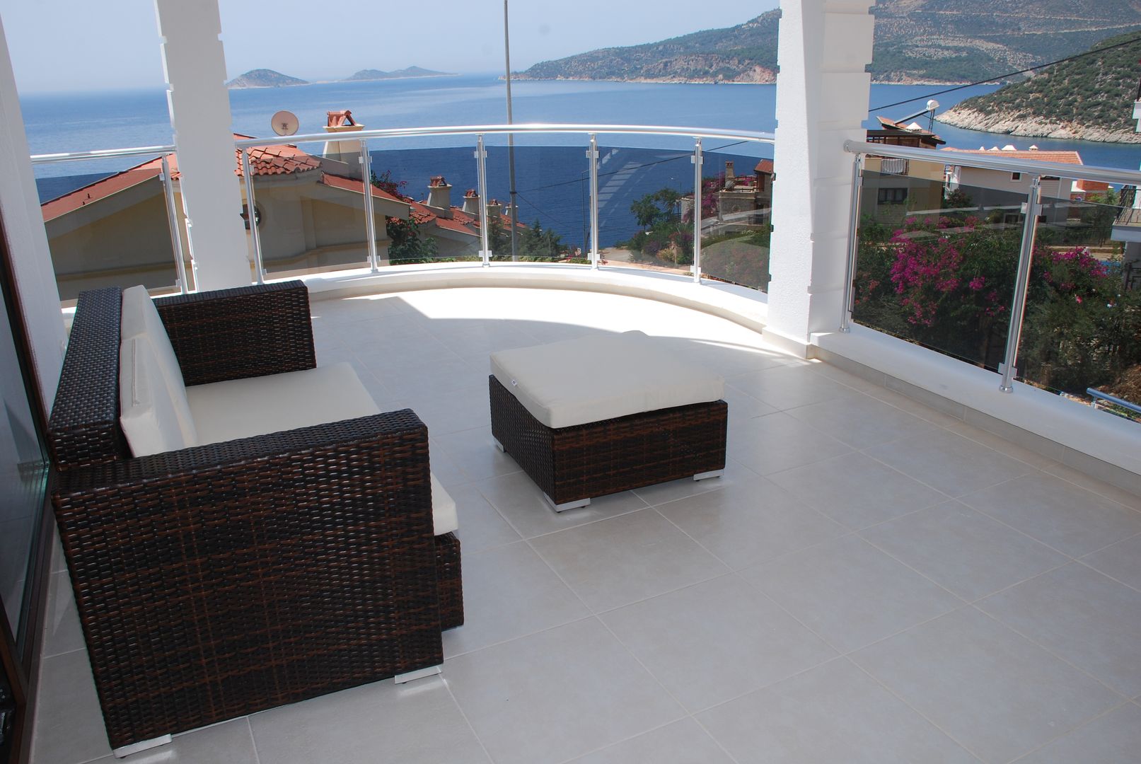 VILLA SELIN, SAYTAS SABUNCUOGLU YAPI VE TIC.LTD.STI. SAYTAS SABUNCUOGLU YAPI VE TIC.LTD.STI. Modern terrace