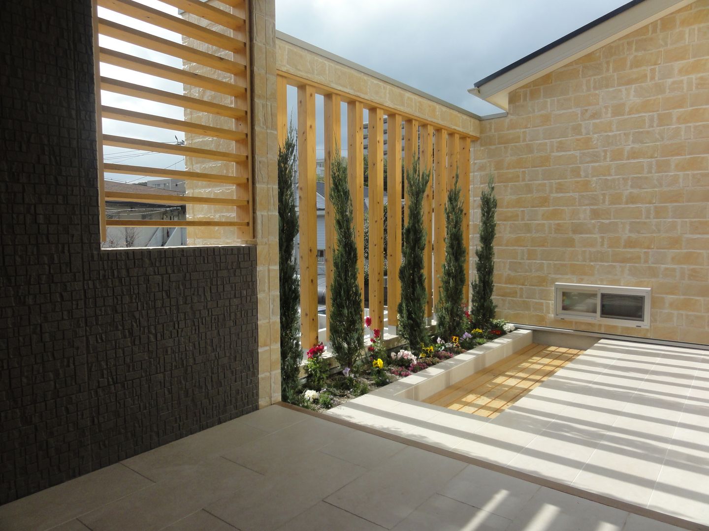 中庭が快適な家造り, DIOMANO設計 DIOMANO設計 Jardines de estilo moderno Madera Acabado en madera