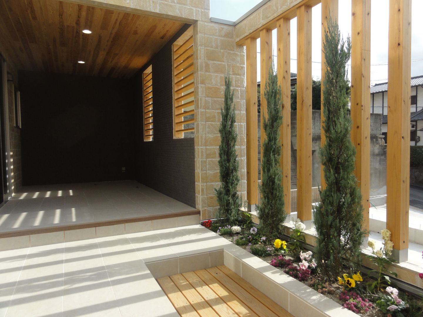 中庭が快適な家造り, DIOMANO設計 DIOMANO設計 Jardines de estilo moderno Madera Acabado en madera