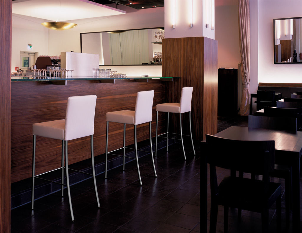 Walter Knoll, Zimmermanns Kreatives Wohnen Zimmermanns Kreatives Wohnen Modern style kitchen Tables & chairs