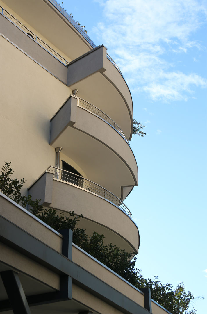 RESIDENZA EUROPA, Arch. Paolo E. Bertolotti Arch. Paolo E. Bertolotti Modern balcony, veranda & terrace Concrete