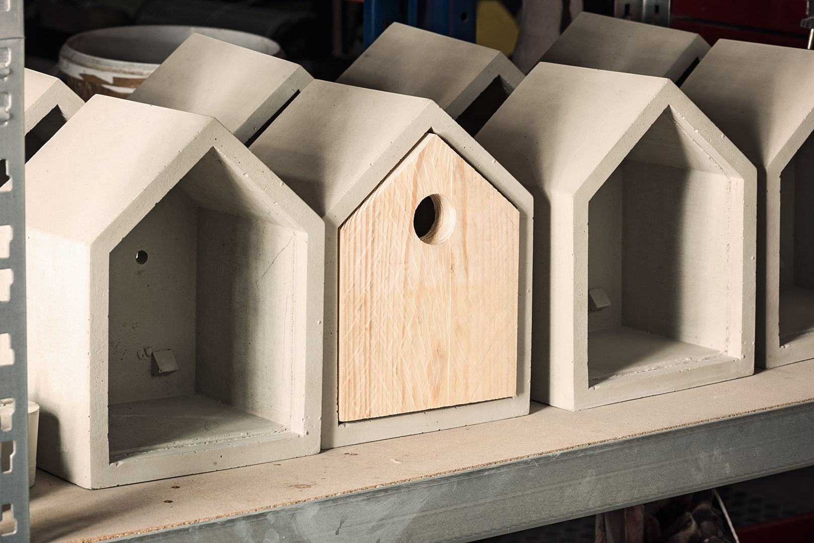 Concrete bird house "Rohbau" Betoniu GmbH Minimalistyczny ogród Akcesoria i dekoracje