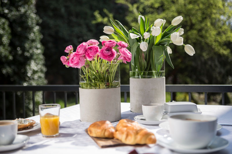 Concrete flower vase Betoniu GmbH بلكونة أو شرفة نباتات و زهور