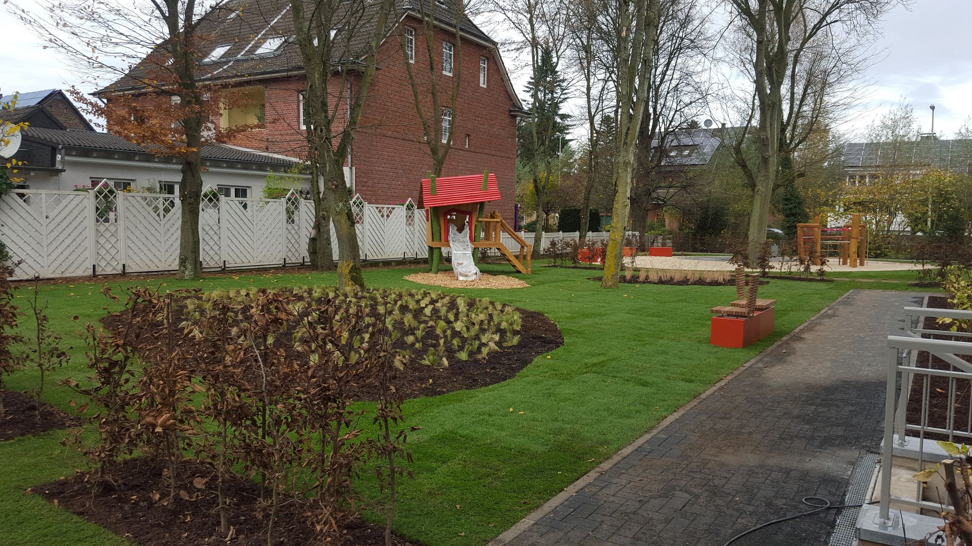 ​AM WEIDENGRABEN DUISBURG - „Genau meine Welt“ SUD[D]EN Gärten und Landschaften Moderner Garten Pflanze,Eigentum,Gebäude,Fenster,Baum,Grundstück,Gras,Himmel,Haus,Strauch