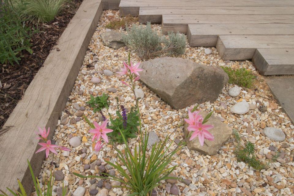 A Modern Garden with Traditional Materials Yorkshire Gardens Jardines de estilo moderno