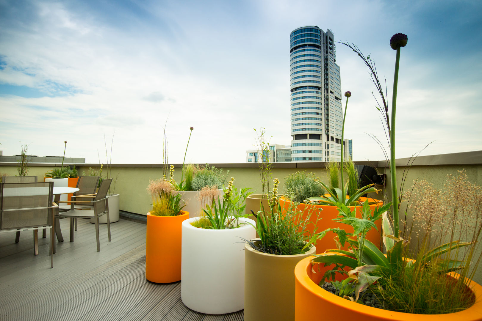 Vibrant Roof Terrace Yorkshire Gardens Balcones y terrazas de estilo moderno