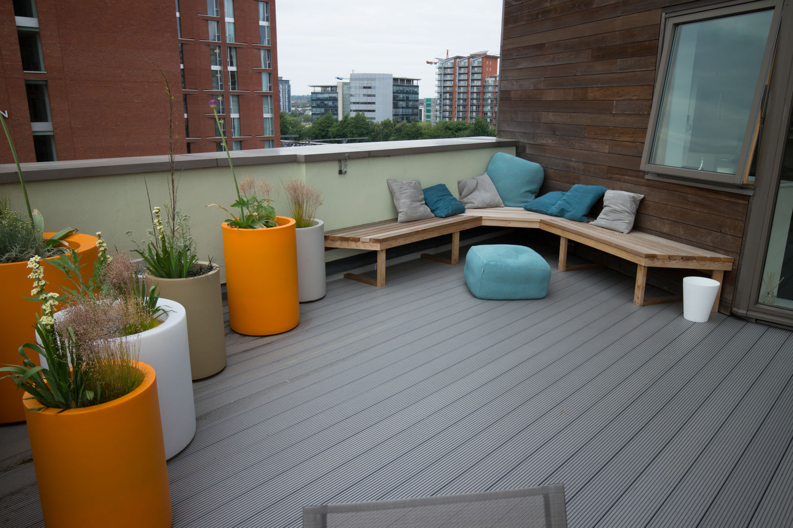 Vibrant Roof Terrace Yorkshire Gardens 모던스타일 발코니, 베란다 & 테라스