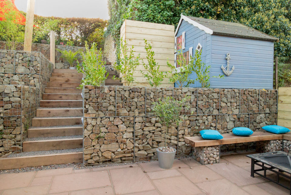 Small Garden with a Very Steep Slope Yorkshire Gardens Jardines modernos: Ideas, imágenes y decoración