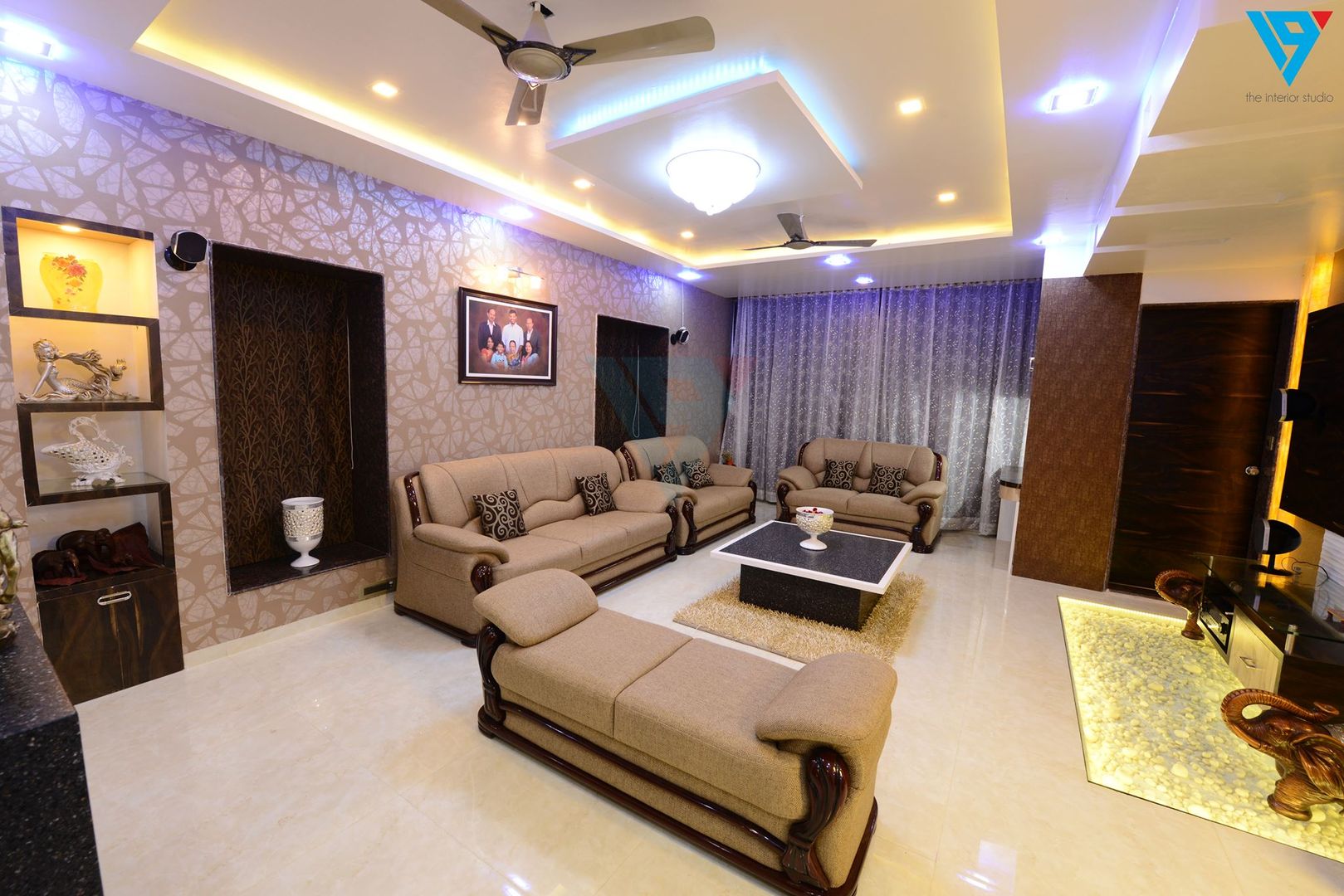 Gulmohor, V9 - the interior studio V9 - the interior studio Modern living room