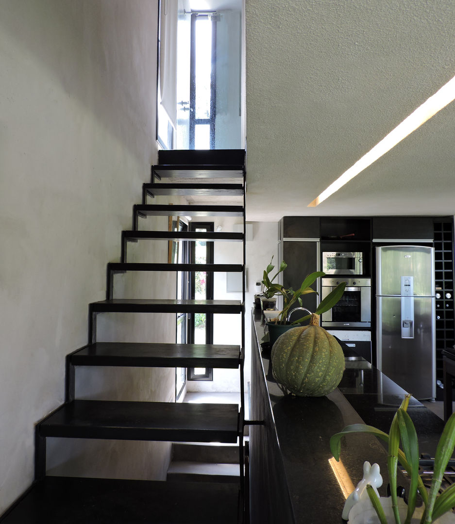 Escalera de metal y madera hacia dormitorio. jose m zamora ARQ Pasillos, vestíbulos y escaleras minimalistas Hierro/Acero