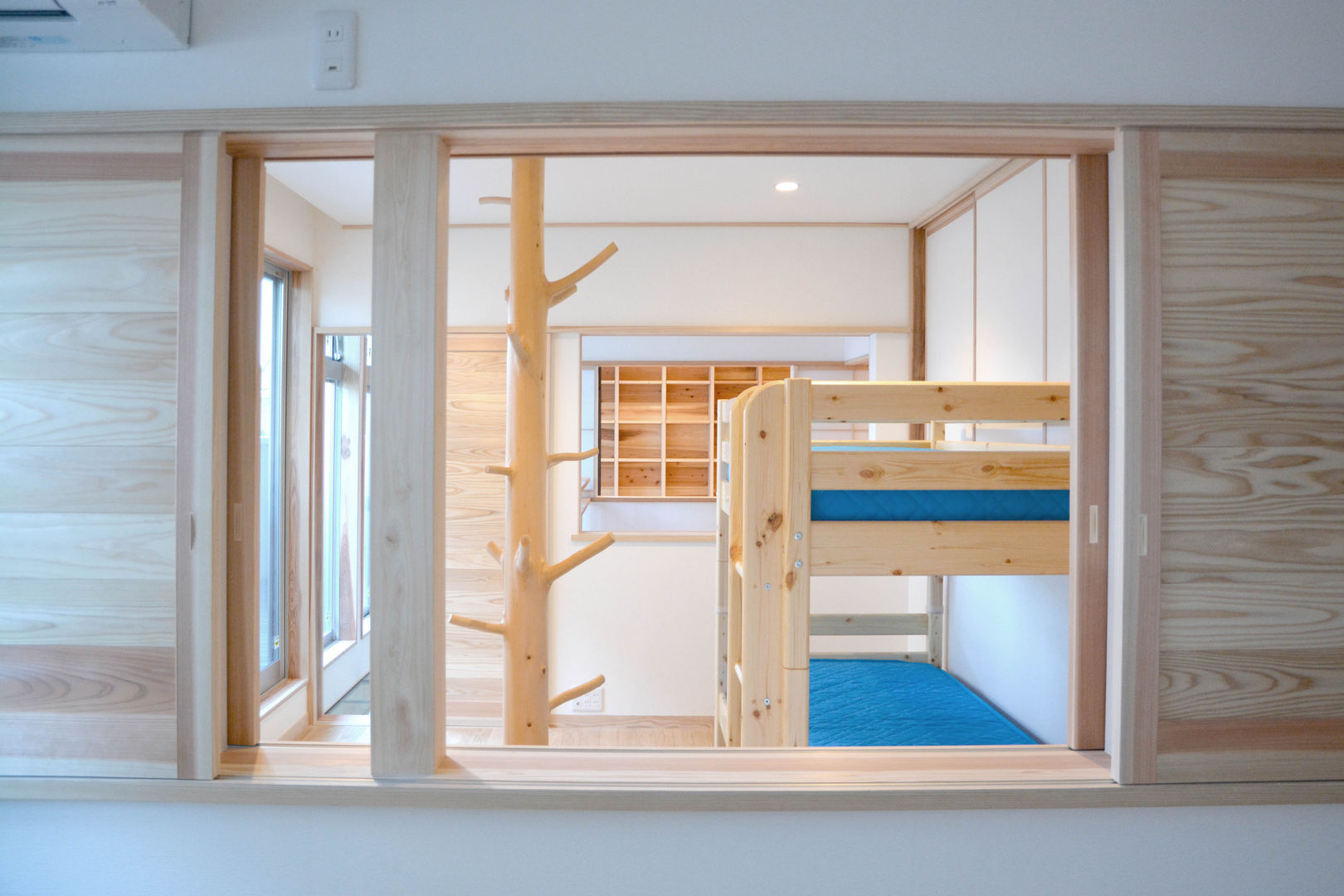 自然素材の家, 本瀬齋田建築設計事務所 本瀬齋田建築設計事務所 Quarto infantil asiático Madeira Efeito de madeira