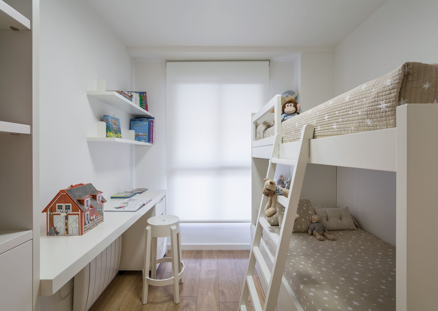 Divertida litera a medida para los peques de la casa Laura Yerpes Estudio de Interiorismo Dormitorios infantiles de estilo moderno