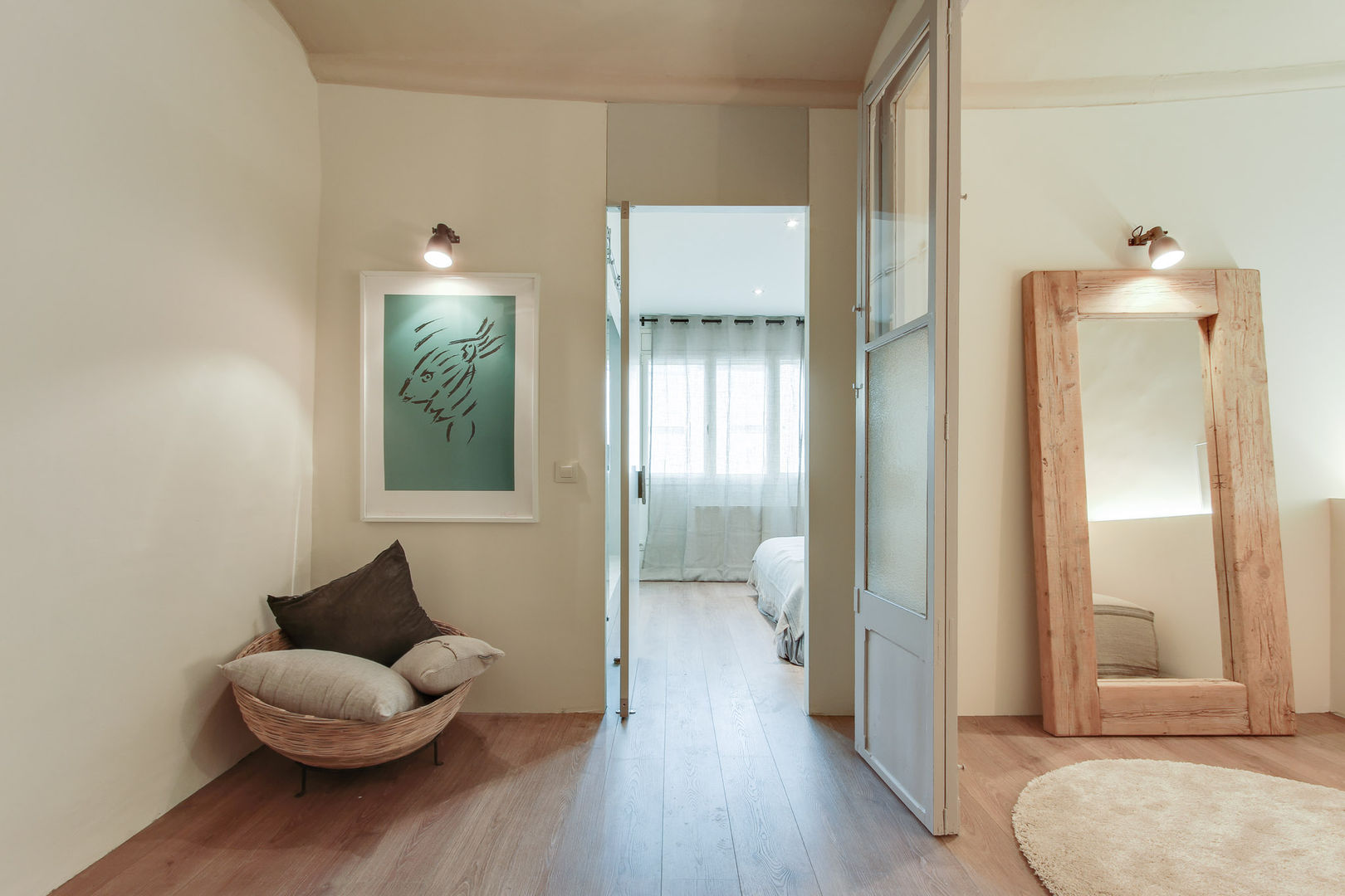 Distribuidor de habitaciones y vestidor Tocat pel Vent Walk in closets de estilo mediterráneo