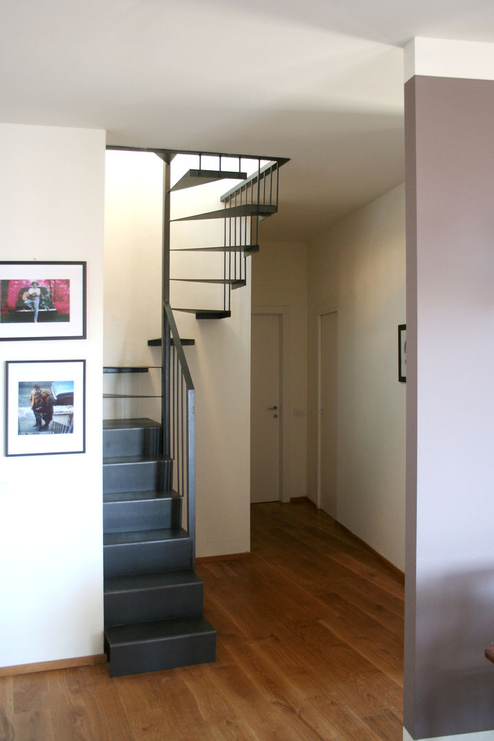 Attico sul Naviglio, Atelier delle Verdure Atelier delle Verdure Eclectic style corridor, hallway & stairs