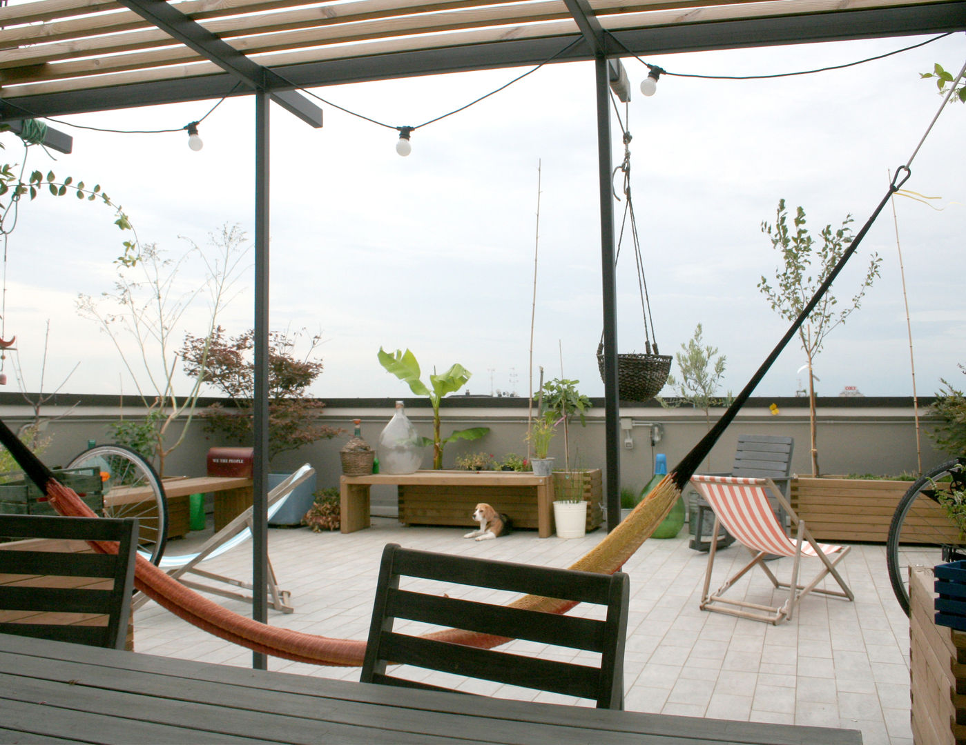 Pergola su terrazzo Atelier delle Verdure Balcone, Veranda & Terrazza in stile eclettico