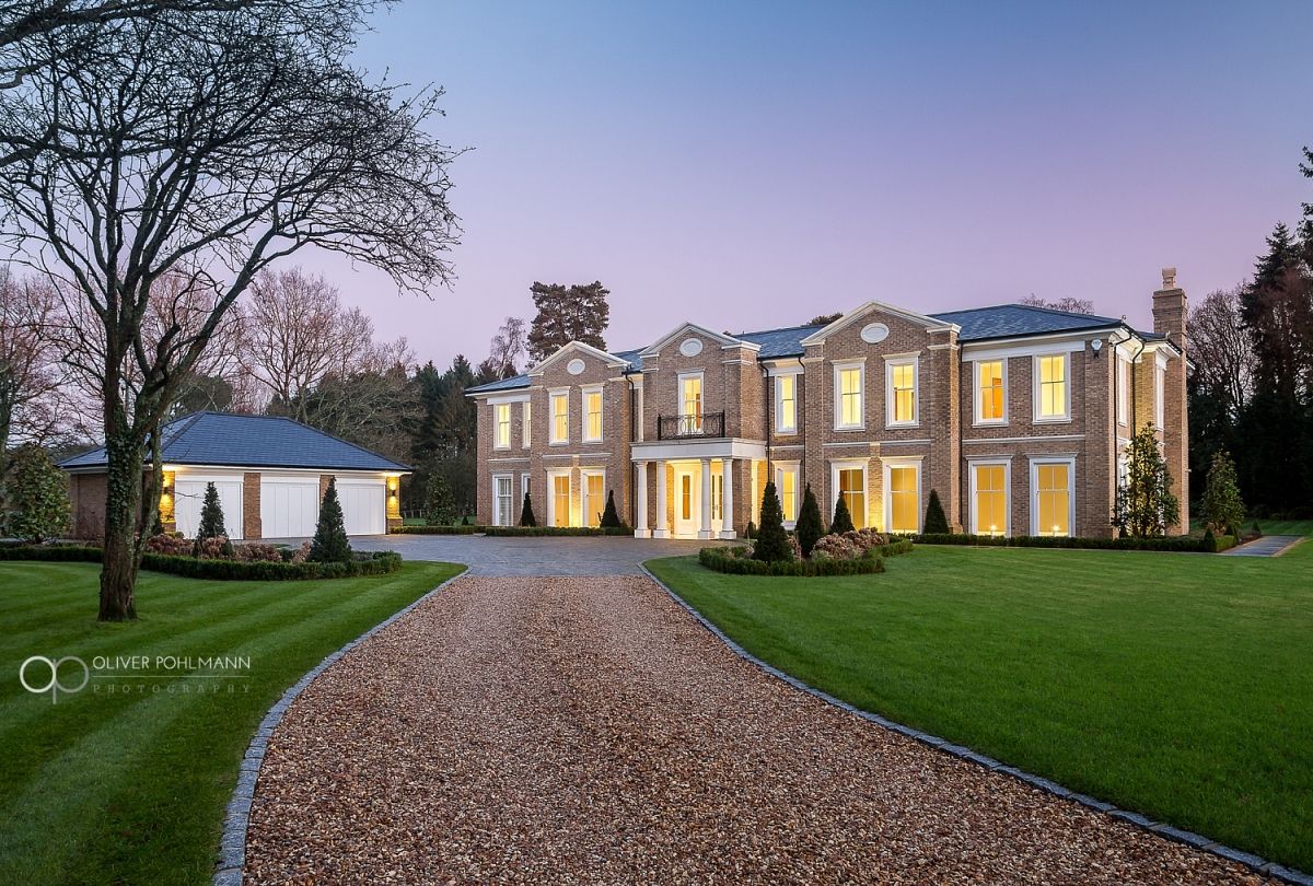 Luxury Detached Residence homify Modern houses Bricks mansion,exterior,fascade,twilight,luxury,detached,garden,driveway
