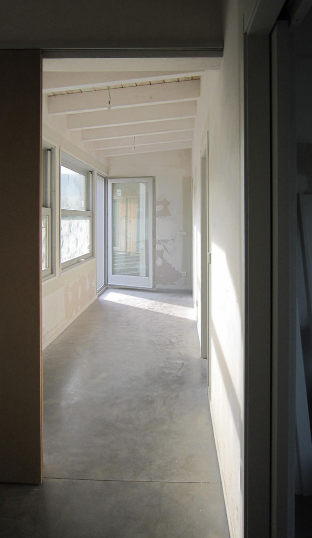 Vivienda modular en Culleredo (A Coruña) | en proceso, Ezcurra e Ouzande arquitectura Ezcurra e Ouzande arquitectura 現代風玄關、走廊與階梯