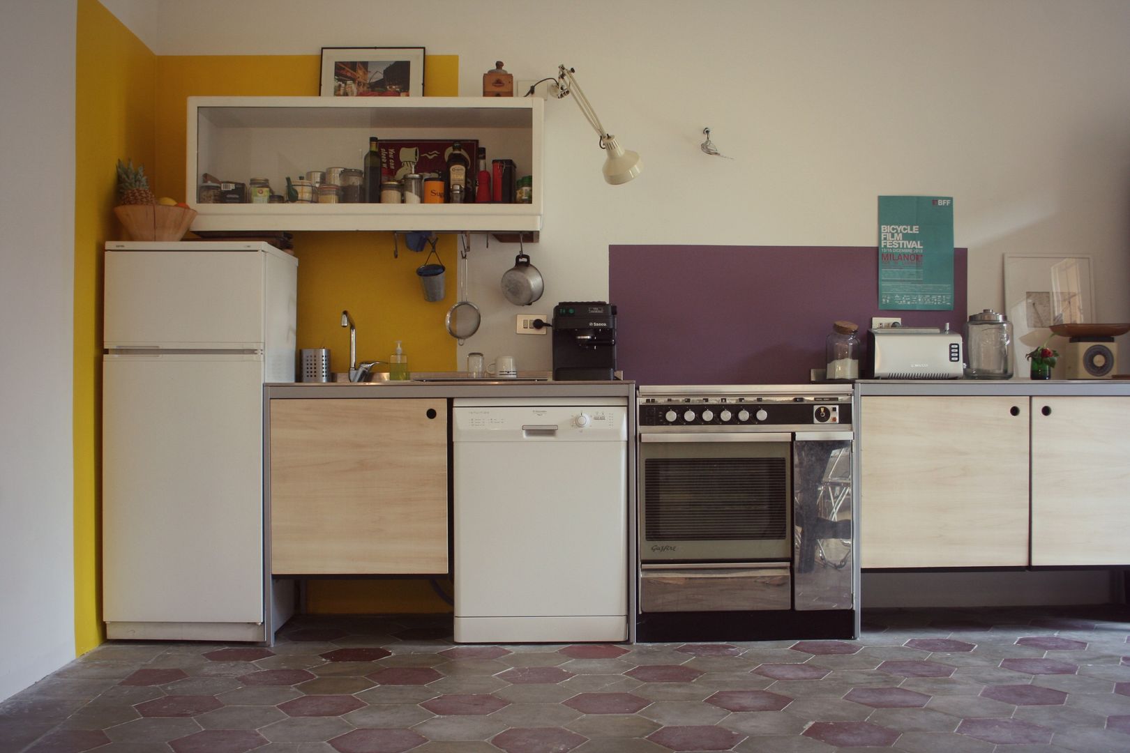 Cucina Atelier delle Verdure Cucina eclettica colori delle pareti,riquadri di colore,mobile a giorno