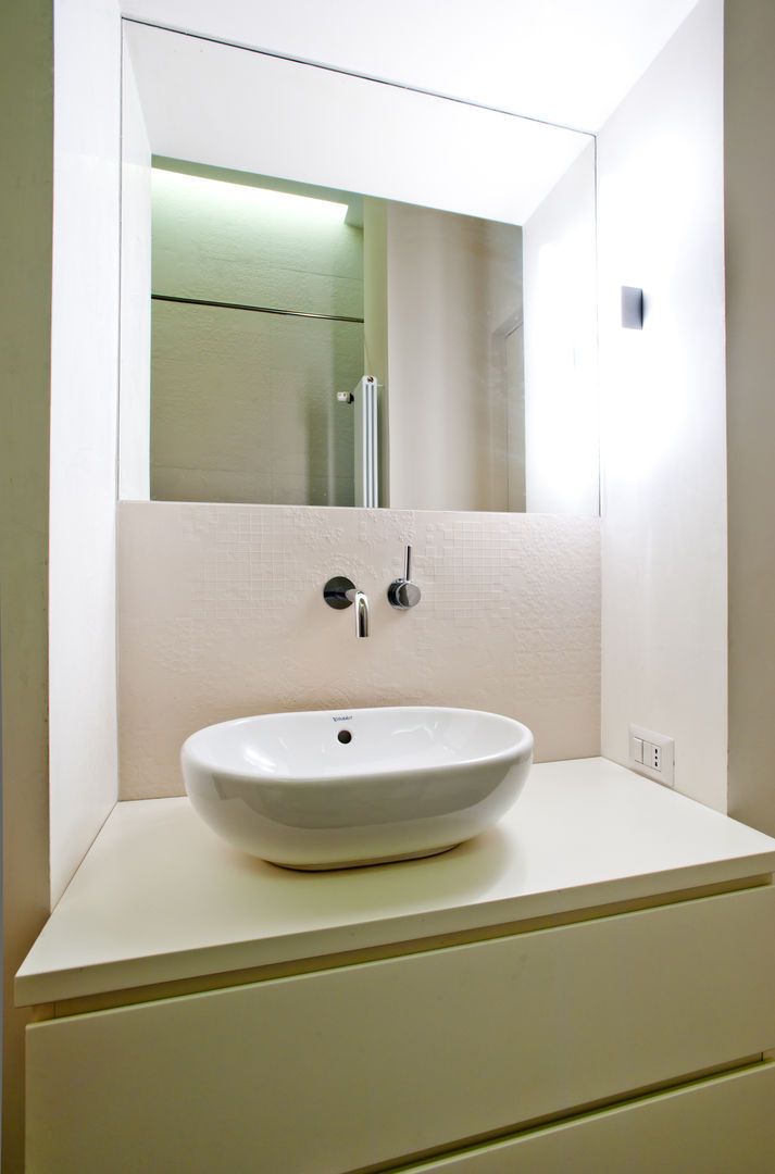 Casa a due altezze, disegnoinopera disegnoinopera Mediterranean style bathrooms