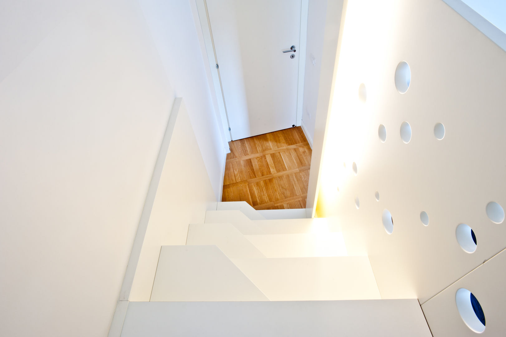 Casa a due altezze, disegnoinopera disegnoinopera Mediterranean corridor, hallway & stairs