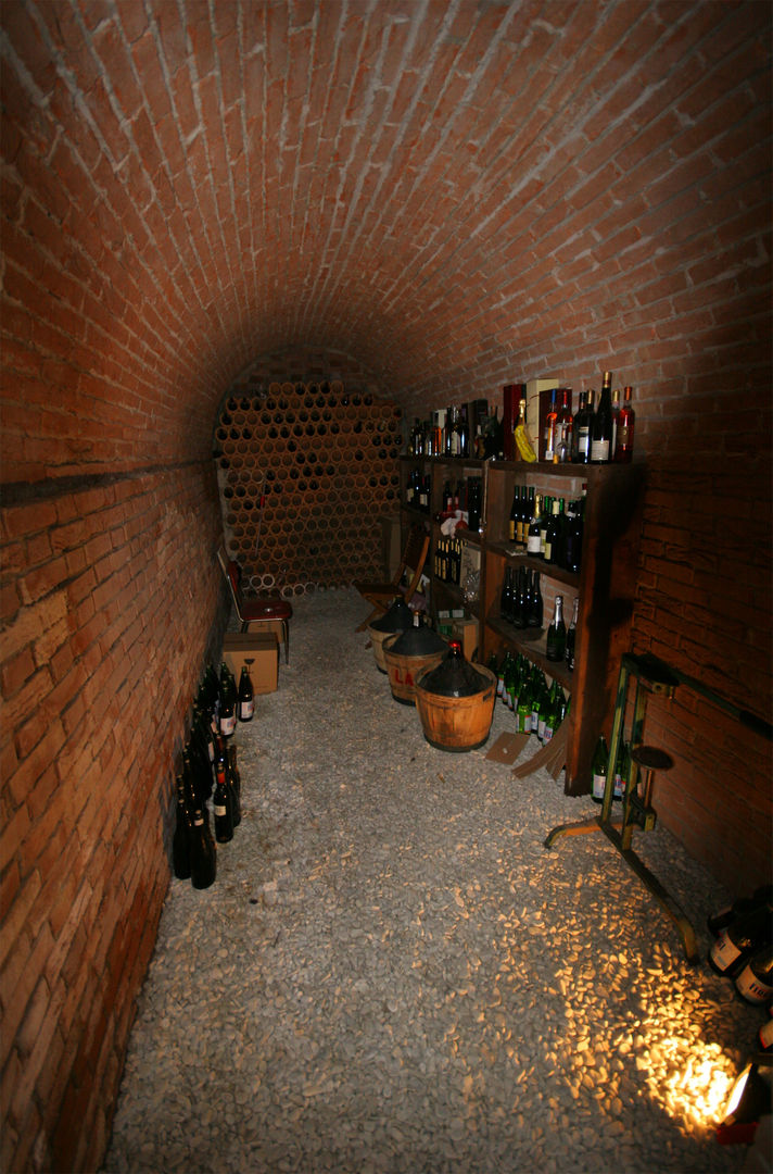 VIA DELL'USIGNOLO, Arch. Paolo E. Bertolotti Arch. Paolo E. Bertolotti Cantina moderna Laterizio