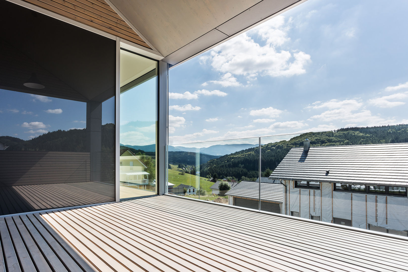 Modernes Energiesparhaus in Elzach, René Lamb Fotodesign GmbH René Lamb Fotodesign GmbH Balcone, Veranda & Terrazza in stile moderno