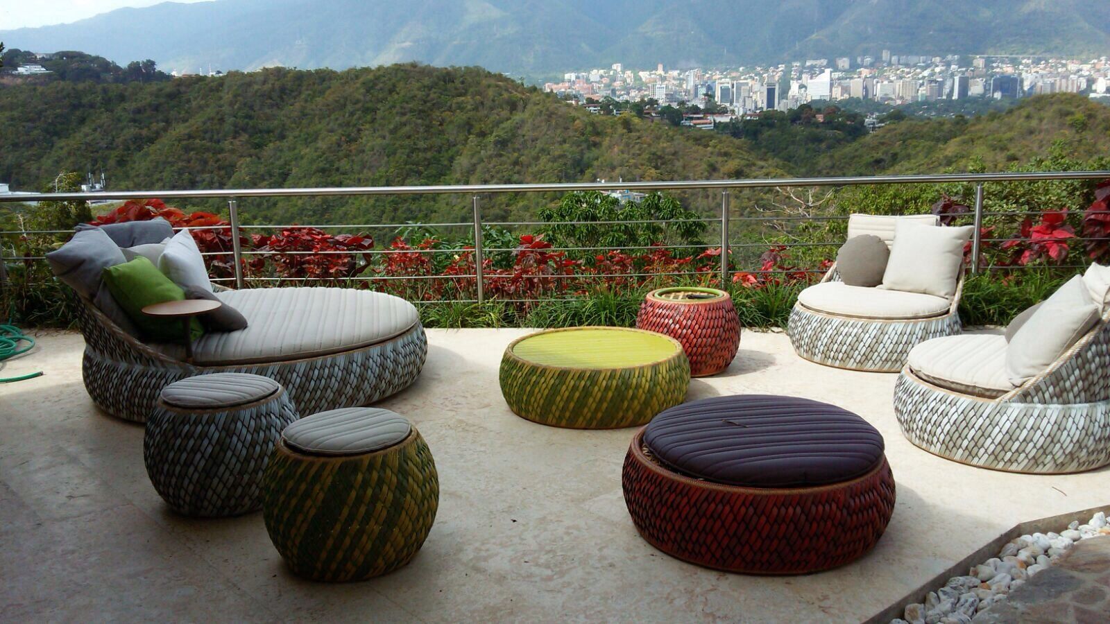 Proyecto San Román THE muebles Balcones y terrazas de estilo moderno