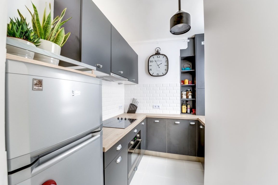 ​Une petite cuisine sur-mesure à Paris CuisiShop Cuisine moderne Ébénisterie,Plante,Plante d&#39;appartement,Produit,Pot de fleur,Électroménager,Rayonnage,Design d&#39;intérieur,Cuisine,Gris