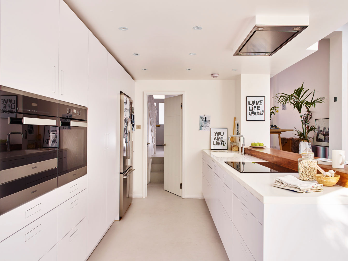 Bright light & white Holloways of Ludlow Bespoke Kitchens & Cabinetry Minimalistyczna kuchnia Drewno O efekcie drewna