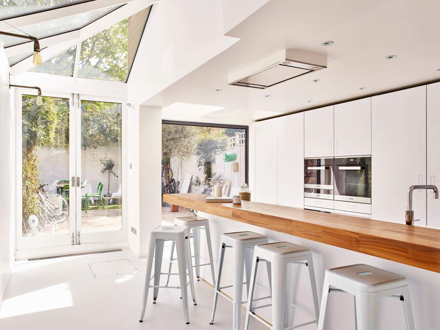 Bright light & white Holloways of Ludlow Bespoke Kitchens & Cabinetry Kitchen Wood Wood effect