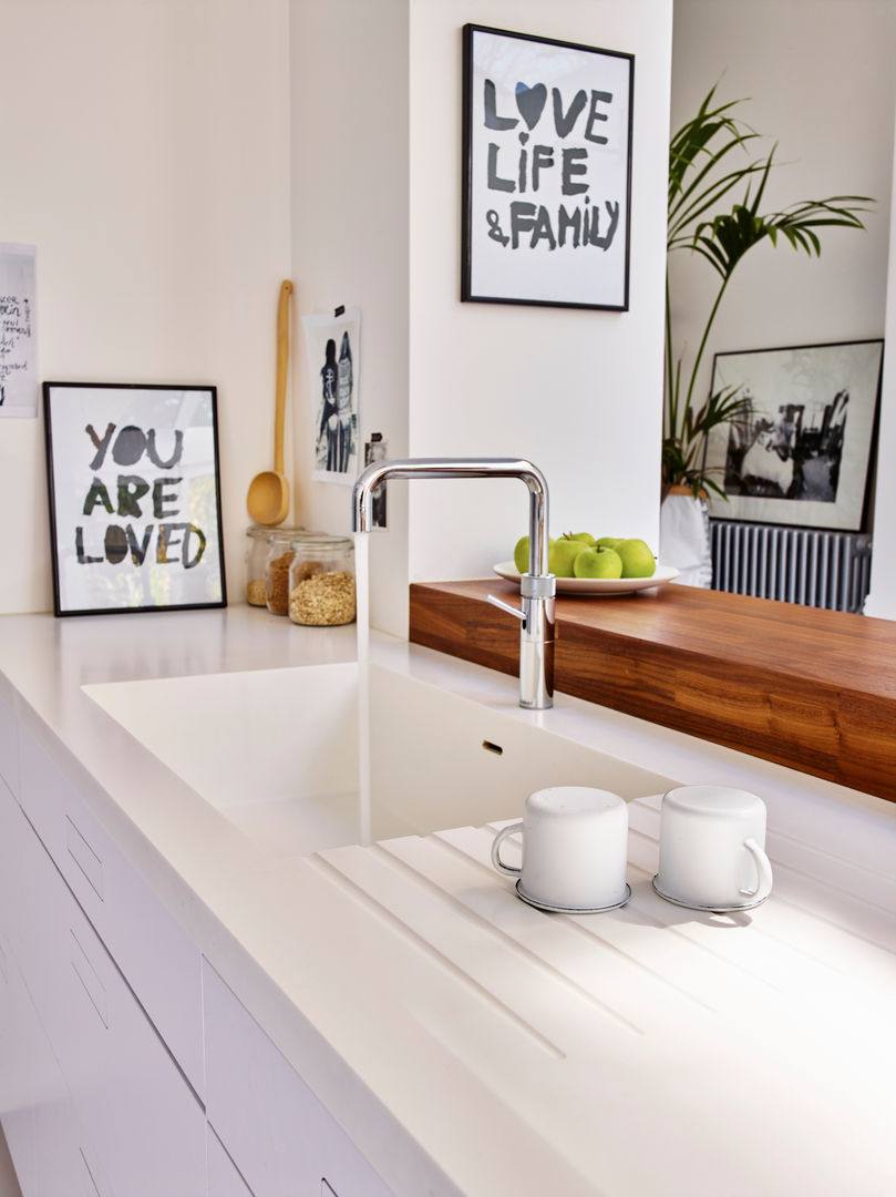 Bright light & white Holloways of Ludlow Bespoke Kitchens & Cabinetry Minimalistische Küchen Holz Weiß