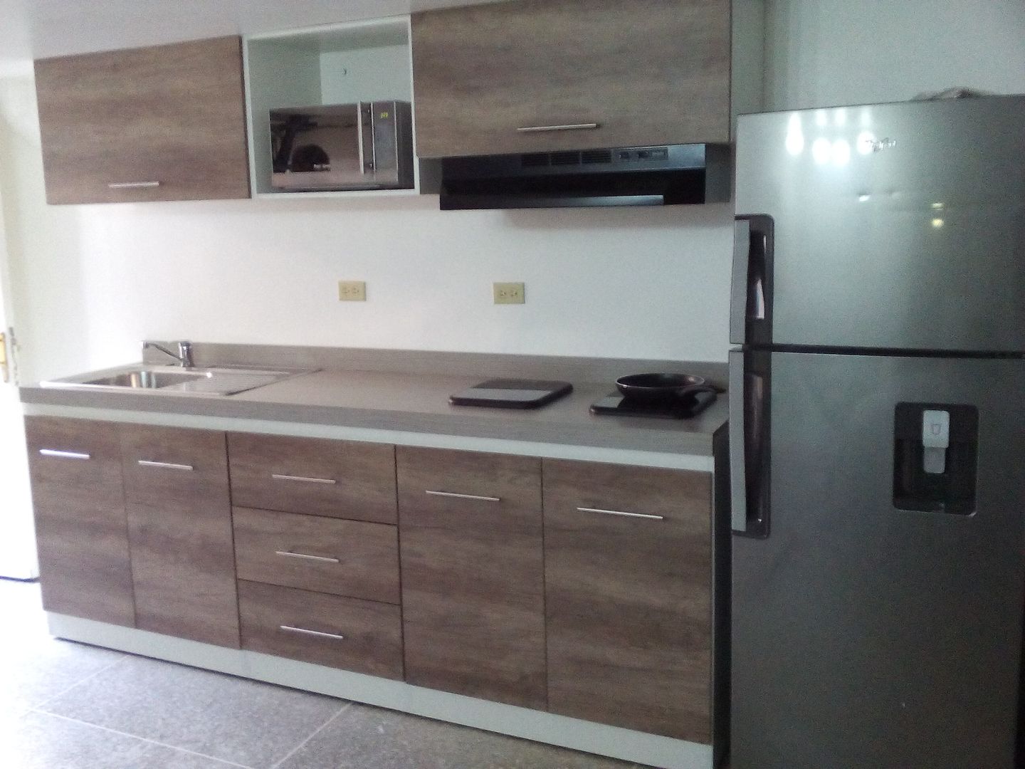 Cocina Contemporánea Ibérica, Grupo Creativo DF, C.A. Grupo Creativo DF, C.A. 廚房 MDF 收納櫃與書櫃