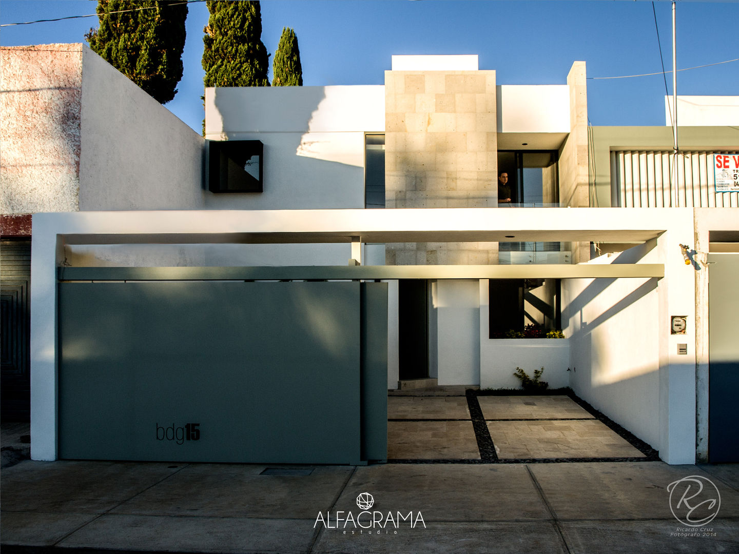 Fachada frontal con acceso abierto Alfagrama estudio Casas modernas: Ideas, imágenes y decoración Piedra