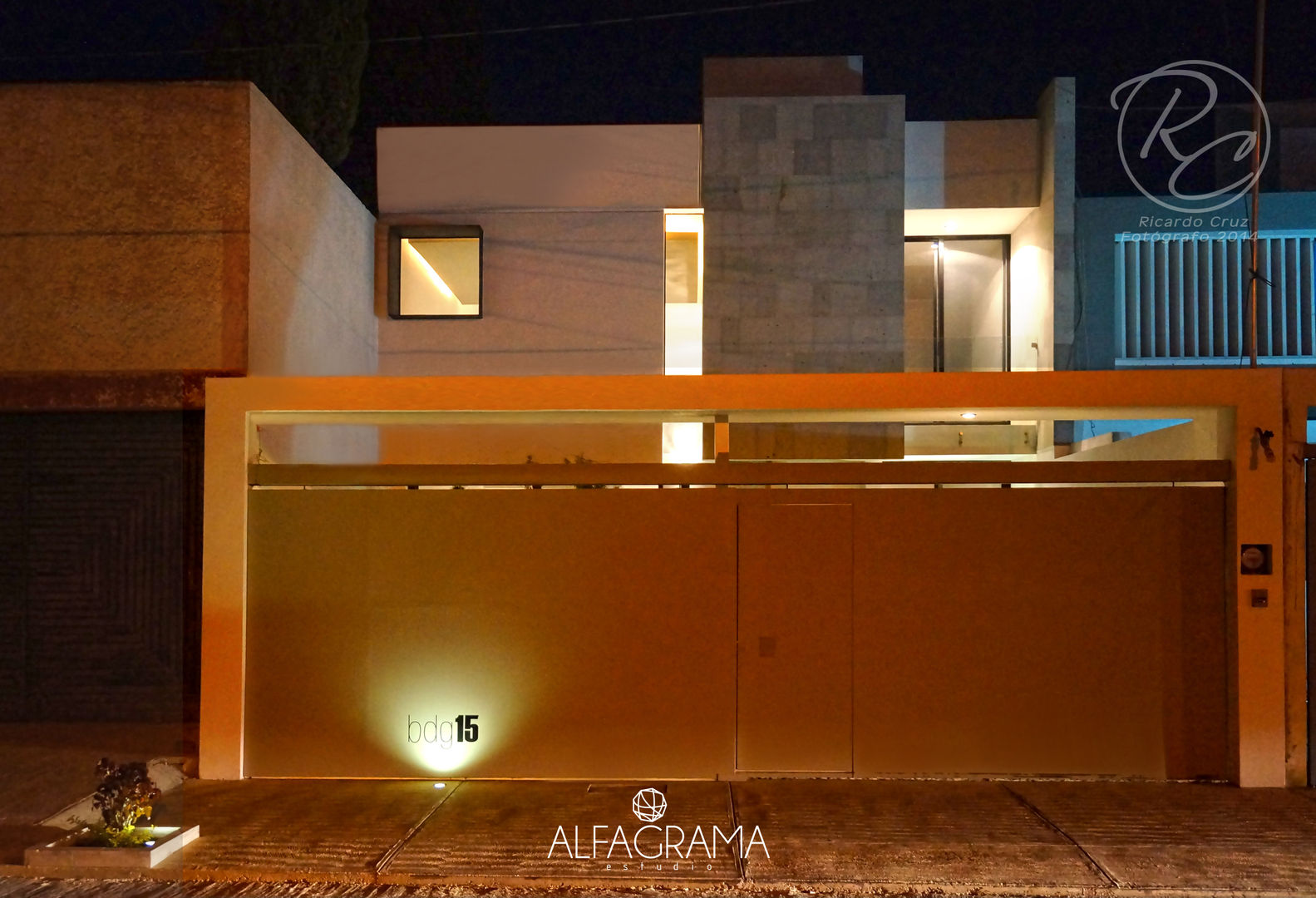 Fachada frontal nocturna Alfagrama estudio Casas modernas: Ideas, imágenes y decoración Metal