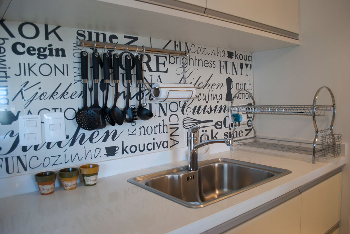 Pequeños espacios grandes soluciones Diseñadora Lucia Casanova Cocinas de estilo ecléctico
