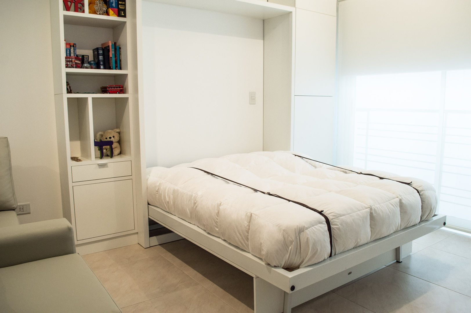 Cama rebatible MinBai Cuartos de estilo minimalista Madera Acabado en madera Camas y cabeceras