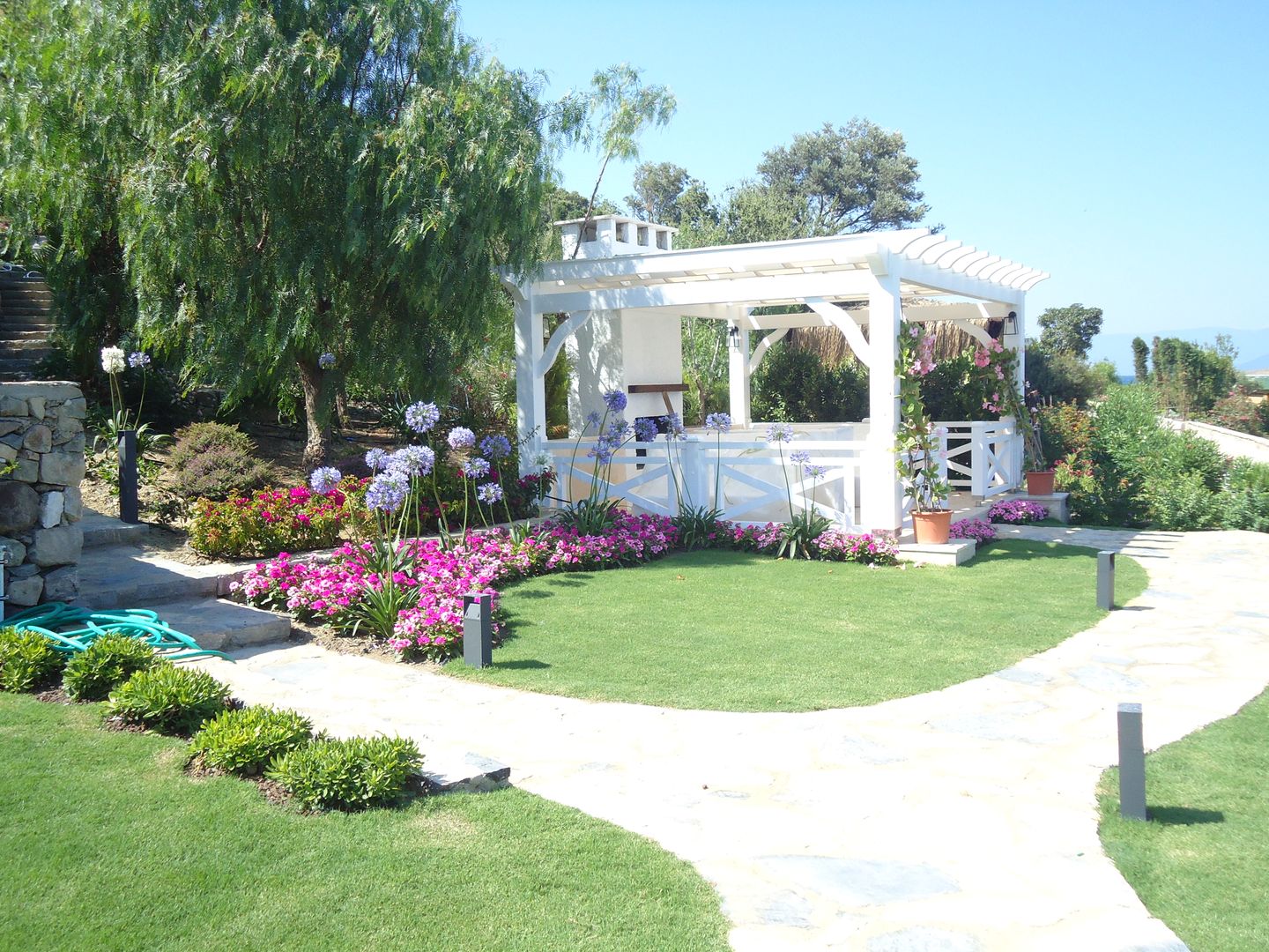 Hebil Villa, Ditto Mimarlık & Tasarım Boutique Ditto Mimarlık & Tasarım Boutique حديقة خشب متين Multicolored Greenhouses & pavilions