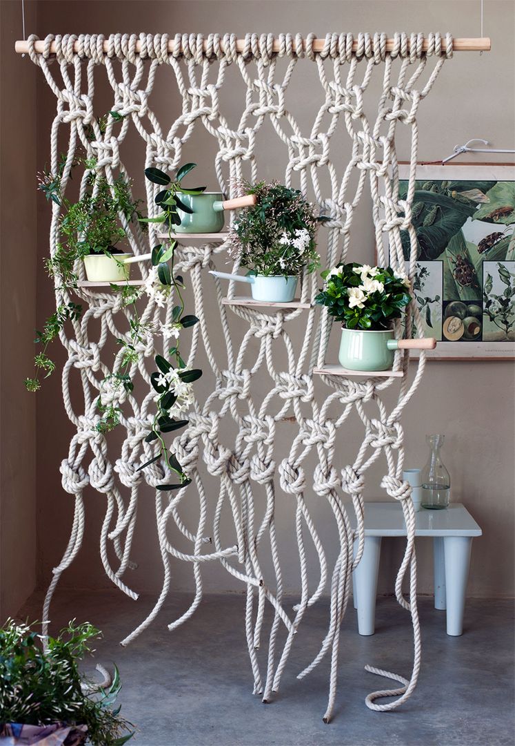 DIY Dekoratives Hängeelement mit Seilen und weißblühenden Pflanzen. Pflanzenfreude.de Innengarten Raumbegrünung