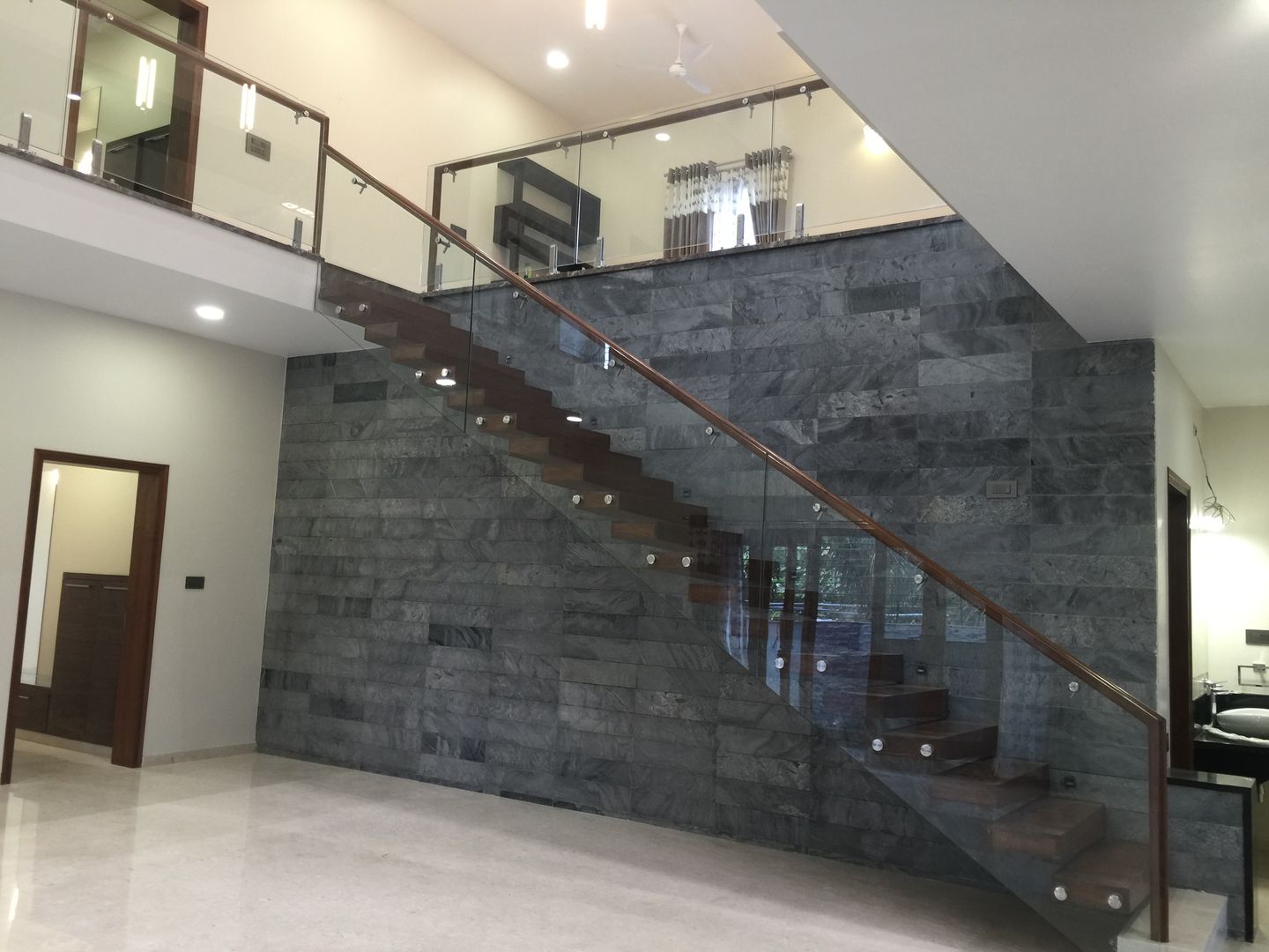 homify Pasillos, vestíbulos y escaleras modernos