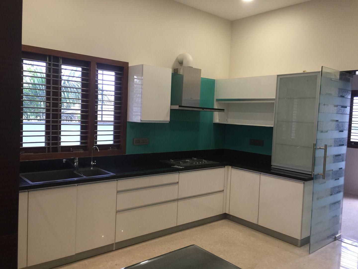 A white kitchen and blue contrast glass wall cladding homify Kitchen