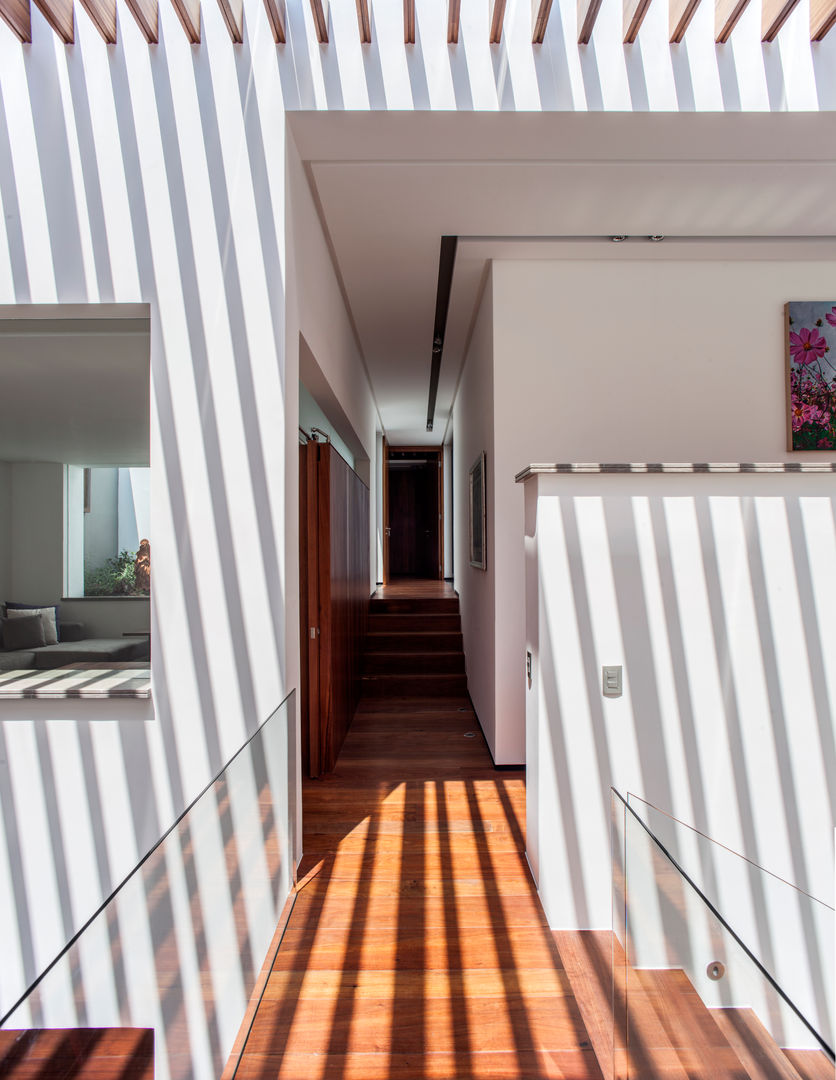 Casa de los 5 Patios, Almazan y Arquitectos Asociados Almazan y Arquitectos Asociados Eclectic style corridor, hallway & stairs Concrete