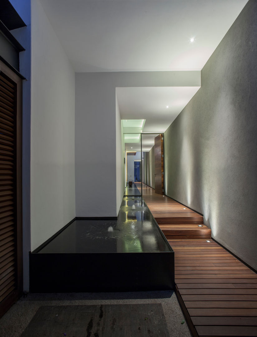 Casa de los 5 Patios, Almazan y Arquitectos Asociados Almazan y Arquitectos Asociados Eclectic corridor, hallway & stairs Concrete