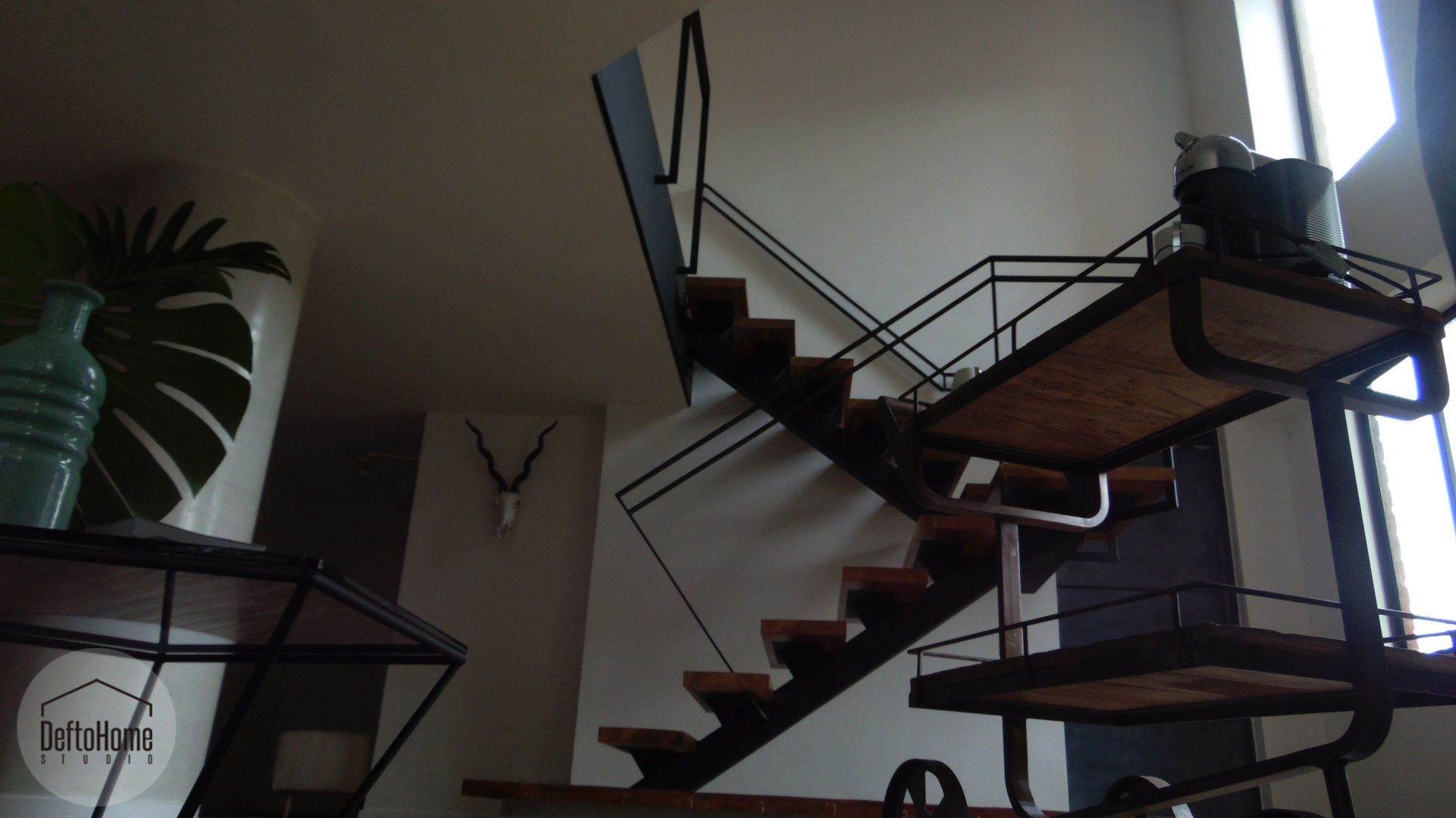 CASA DEL MOVIMIENTO, DeftoHomeStudio INC DeftoHomeStudio INC industrial style corridor, hallway & stairs