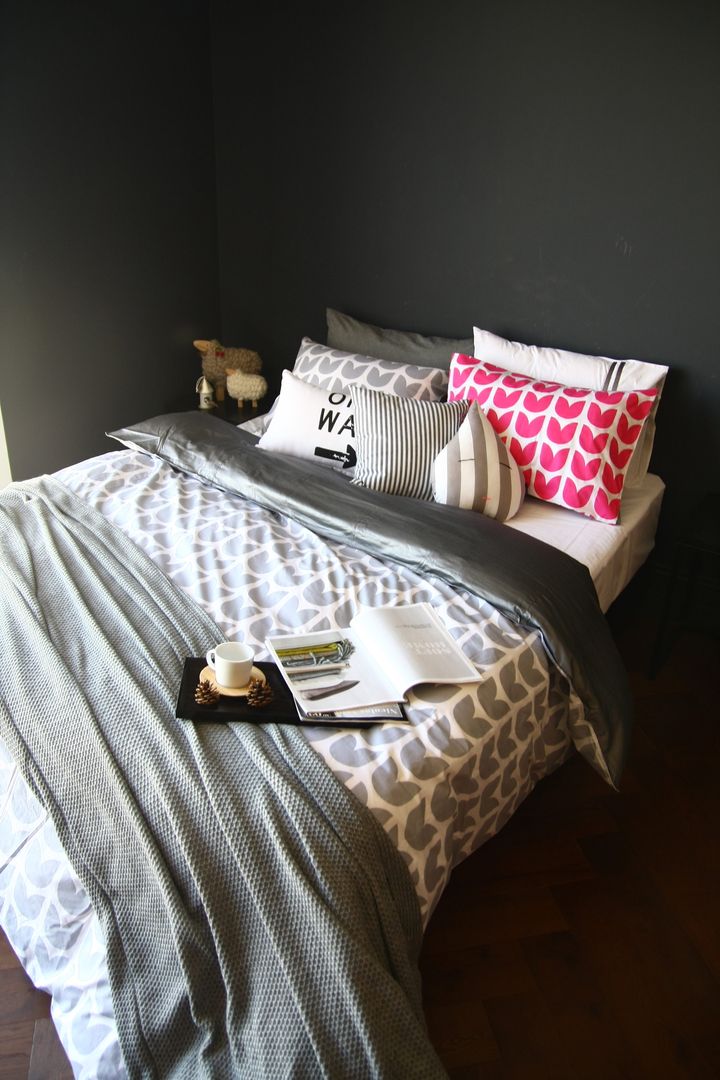 gray knit blanket, looms703 looms703 Scandinavian style bedroom Textiles