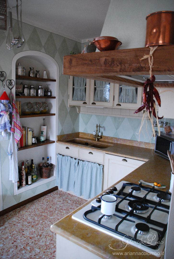 Cucina in stile country con tende floreali e lavello in stile rustico