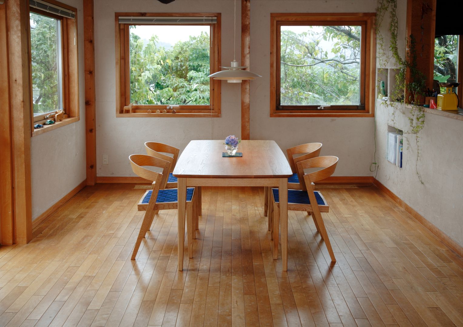 ISU-WORKS, ISU-WORKS ISU-WORKS Scandinavian style dining room Wood Wood effect Chairs & benches